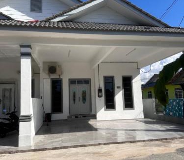Kawasan Perindustrian Chendering House | Homestay Ayuni