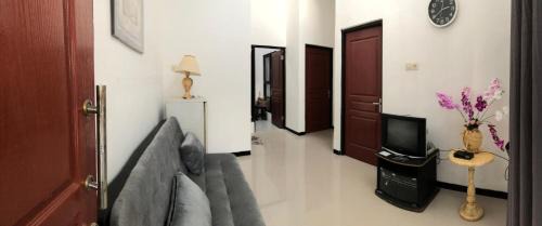 Dinoyo House | Homestay Syariah Orchard Family D30