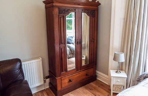 Lympsham Cottage | HOMESTEAD WEST WING, romantic, with open fire in Bleadon