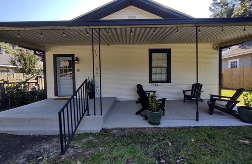 Laurel House | Hometown Hideaway Cozy, pet friendly home 2 minutes from Downtown Laurel, Ms