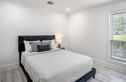Katy House | Hometown Home- bright 5 bedroom w/ space to park
