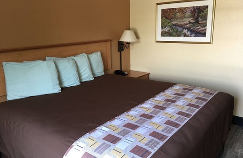 Soddy-Daisy Hotel | Hometown Inn Soddy Daisy