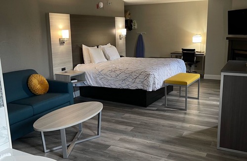 Belle Plaine Hotel | HomeTown Inn & Suites