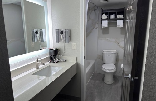 Belle Plaine Hotel | HomeTown Inn & Suites