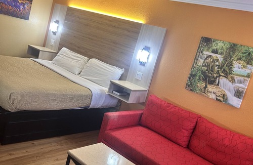 Crestview Hotel | HomeTown Inn & Suites