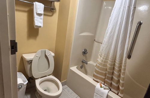 Crestview Hotel | HomeTown Inn & Suites