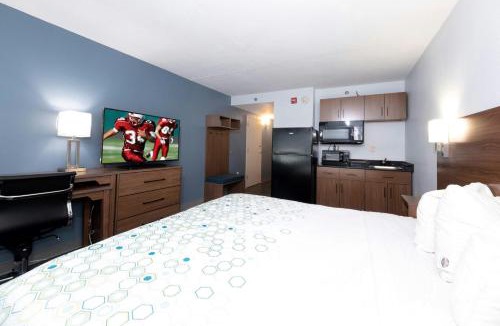 Fort Myers Hotel | HomeTowne Studios by Red Roof Fort Myers