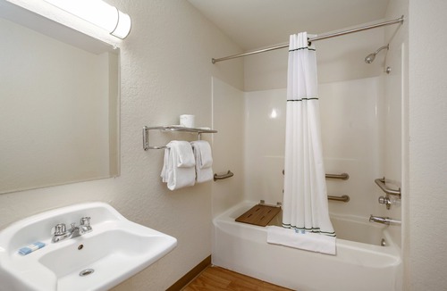 Maple Shade Hotel | HomeTowne Studios by Red Roof Philadelphia – Mt Laurel/Maple Shade, NJ