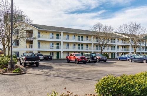 Springfield Hotel | HomeTowne Studios by Red Roof Eugene - Springfield