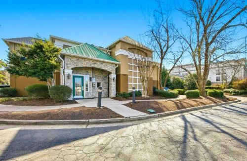 Norcross Hotel | HomeTowne Studios by Red Roof Atlanta - Peachtree Corners