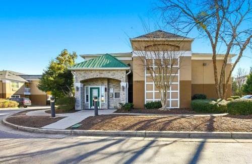 Norcross Hotel | HomeTowne Studios by Red Roof Atlanta - Peachtree Corners