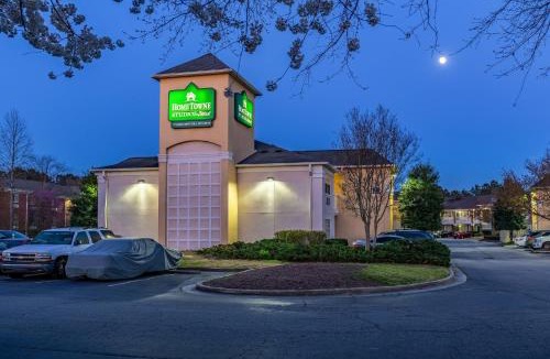 Norcross Hotel | HomeTowne Studios by Red Roof Atlanta - Peachtree Corners