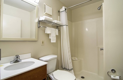 Waukegan Hotel | HomeTowne Studios by Red Roof Chicago - Waukegan