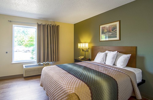 Waukegan Hotel | HomeTowne Studios by Red Roof Chicago - Waukegan
