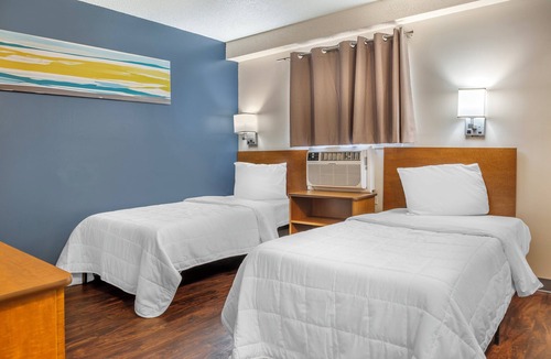 Jeffersontown Hotel | HomeTowne Studios by Red Roof Louisville