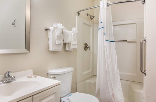 Jeffersontown Hotel | HomeTowne Studios by Red Roof Louisville