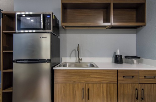 North Aurora Hotel | HomeTowne Studios by Red Roof & Conference Center Chicago – N Aurora/Naperville