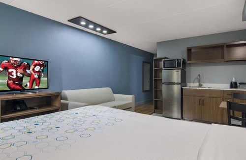 North Aurora Hotel | HomeTowne Studios by Red Roof & Conference Center Chicago – N Aurora/Naperville