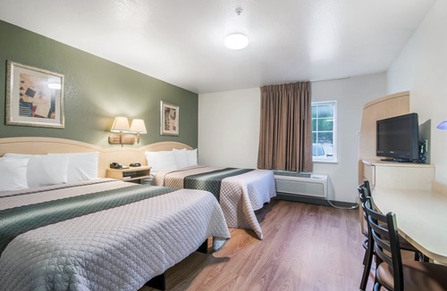 Bentonville Hotel | HomeTowne Studios & Suites by Red Roof Bentonville