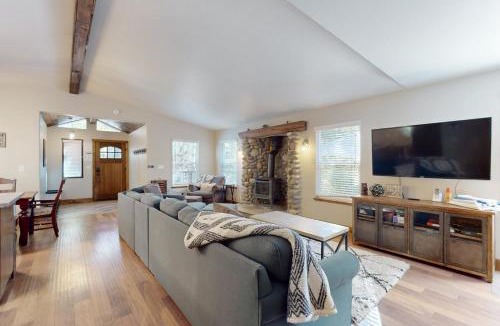 Tahoe Pines House | Homewood Cabin Among the Pines
