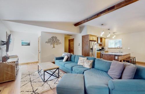 Tahoe Pines House | Homewood Cabin Among the Pines