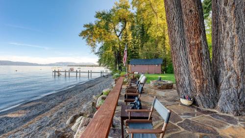 Homewood House | Homewood Lakefront by AvantStay