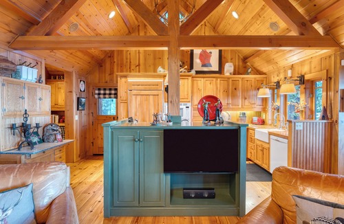 Homewood House | Homewood Lakefront by AvantStay | Private Beach & Lake Access + Views!