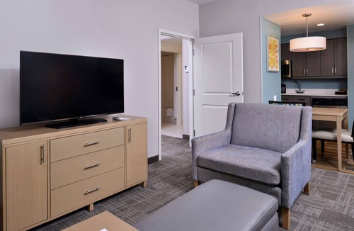 Des Moines Hotel | Homewood Suites by Hilton Des Moines Airport