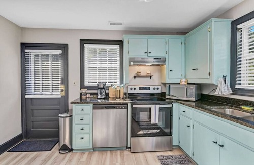 Earlewood House | Homey 2BR in Earlewood