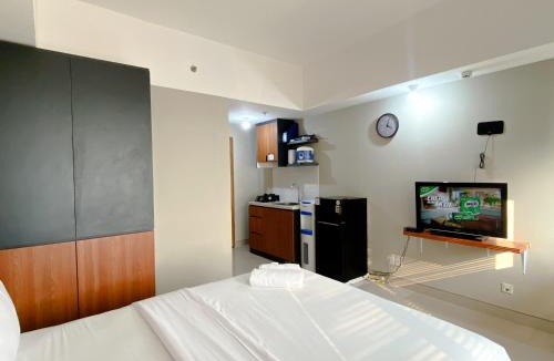 Duren Sawit Apartment | Homey and Minimalist Studio Gateway Park LRT City Jatibening Apartment By Travelio