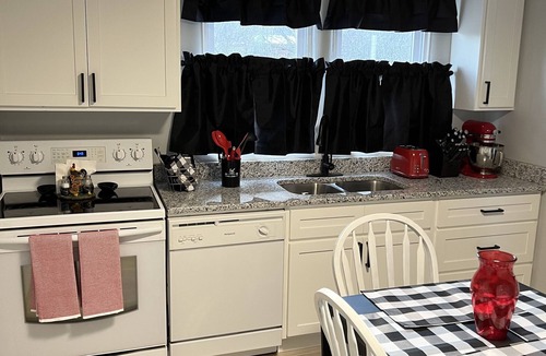 Burkesville House | Homey cottage near the Banks of the Cumberland & Dale Hollow Lake!