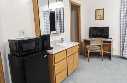 Hot Springs Cabin | Homey Room For Three - Room 111