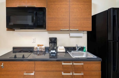 Altoona Hotel | Homey Room w/Full Kitchen – Perfect for Extended Stays in Altoona