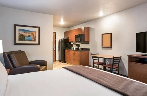 Altoona Hotel | Homey Room w/Full Kitchen – Perfect for Extended Stays in Altoona
