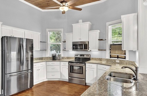 Hondo House | Hondo Haus | 2 King Suites Dog-Friendly Fenced Yard