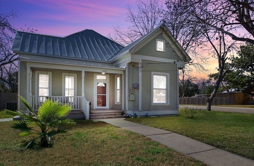 Hondo House | Hondo Haus | 2 King Suites Dog-Friendly Fenced Yard