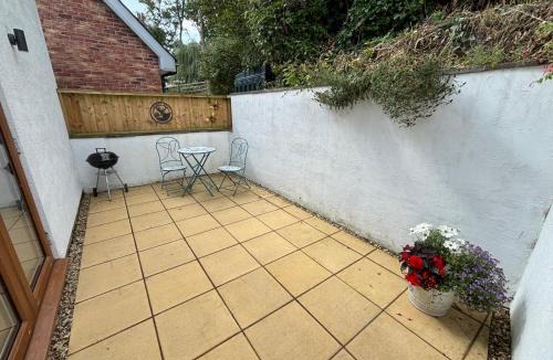 Kingswood House | Honey Bee Cottage Tiny House Welshpool