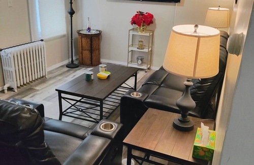 Albany House | Honey Comb Hideout 3Br. House Albany