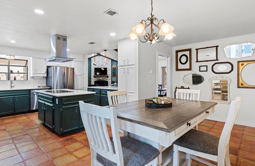 Seguin House | Honey Dreams on Lake McQueeney. Within minutes to tons of local attractions!