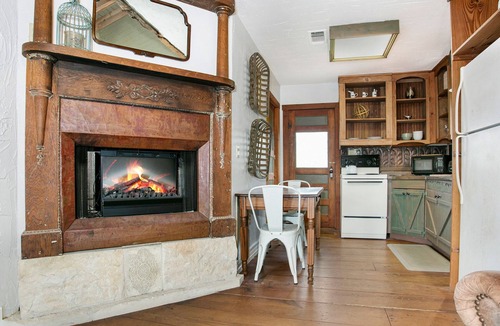 Fredericksburg Cabin | Honey Hill Morning Mimosa | Close to town | Full Kitchen