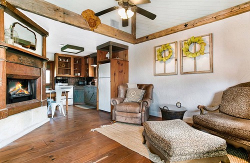 Fredericksburg Cabin | Honey Hill Morning Mimosa | Close to town | Full Kitchen