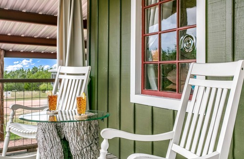 Fredericksburg Cabin | Honey Hill Morning Mimosa | Close to town | Full Kitchen