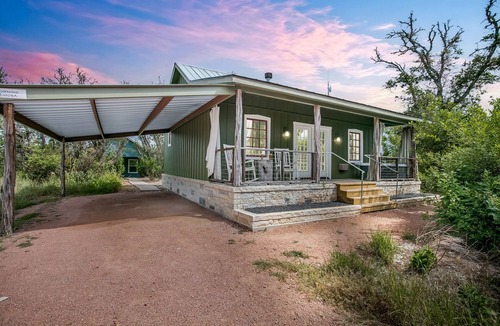 Fredericksburg Cabin | Honey Hill Morning Mimosa | Close to town | Full Kitchen