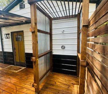 Kountze Cabin | Honey Hive