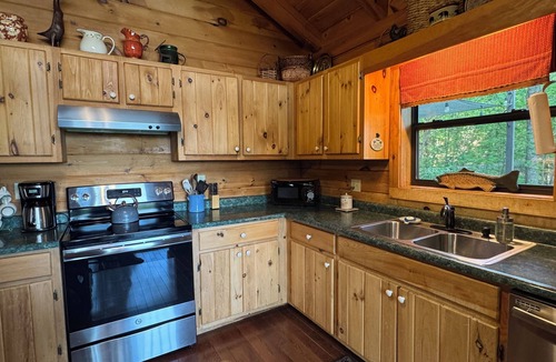 Hiawassee Cabin | Honey Lodge, Mtn View, Master Main, Dogs Welcome