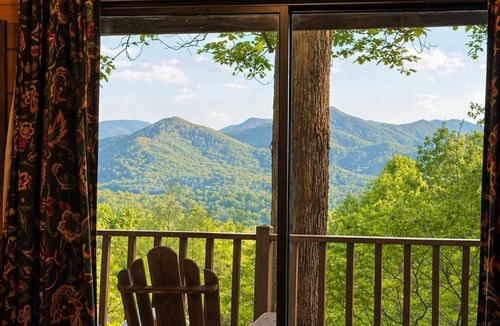 Hiawassee Cabin | Honey Lodge, Mtn View, Master Main, Dogs Welcome