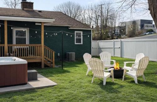 Bristol House | Honeybee Bungalow with Hot Tub