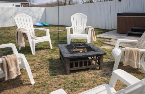 Bristol House | Honeybee Bungalow with Hot Tub
