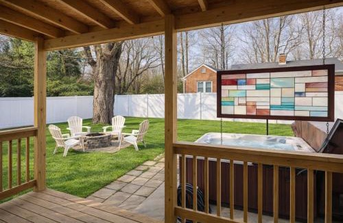 Bristol House | Honeybee Bungalow with Hot Tub