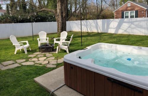 Bristol House | Honeybee Bungalow with Hot Tub